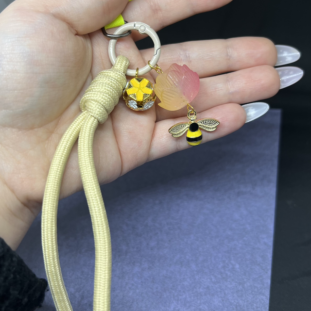 Handyband Biene mit Glöckchen – süßes Phone Strap